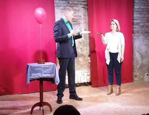 Moderne Stand-Up Zauberkunst für ihre private Feier